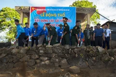 Lễ động thổ xây dựng Cột cờ Tổ quốc đảo Thổ Chu. (Ảnh: Hồng Đạt/TTXVN)