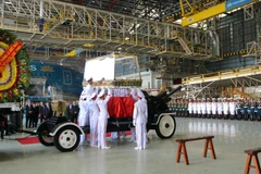 Linh cữu nguyên Chủ tịch nước, Đại tướng Lê Đức Anh được chuyển từ máy bay xuống xe tang tại sân bay quốc tế Tân Sơn Nhất (Thành phố Hồ Chí Minh). (Ảnh: Thanh Vũ/TTXVN)