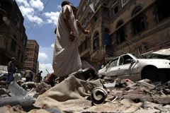 Những ngôi nhà bị phá hủy sau vụ oanh kích của liên quân do Saudi Arabia đứng đầu tại Sanaa, thủ đô Yemen ngày 16/5/2019. (Ảnh: THX/TTXVN)