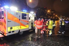 Cấp cứu những người gặp nạn. (Nguồn: EPA)