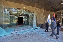 Trung tâm hội nghị Rixos ở Tripoli, nơi là mục tiêu không kích của lực lượng tự xưng Quân đội Quốc gia Libya do Tướng Khalifa Haftar dẫn đầu, ngày 24/5/2019. (Ảnh: AFP/TTXVN)