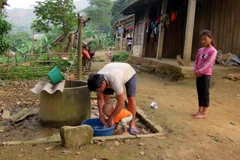 Không có nước sạch, người dân phải đào giếng hoặc đầu tư ống nước kéo nước từ sâu trong núi về sử dụng. (Ảnh: Văn Tý/TTXVN)