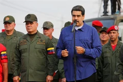 Tổng thống Venezuela Nicolas Maduro (giữa) phát biểu trong cuộc họp với các binh sĩ tại bang miền Trung Aragua, ngày 17/5. (Ảnh: AFP/TTXVN)