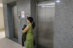 Bên ngoài thang máy nơi xảy ra vụ việc. (Ảnh: Quốc Dũng/TTXVN)