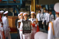 Nghi thức chuyển linh cữu nguyên Chủ tịch nước, Đại tướng Lê Đức Anh từ máy bay xuống xe tang tại sân bay quốc tế Tân Sơn Nhất (TP Hồ Chí Minh). (Ảnh: Thanh Vũ/TTXVN)