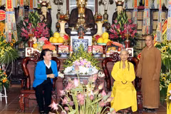 Chủ tịch Quốc hội Nguyễn Thị Kim Ngân thăm, chúc mừng Đại lão Hòa thượng Thích Phổ Tuệ, Pháp chủ Giáo hội Phật giáo Việt Nam. (Ảnh: Trọng Đức/TTXVN)
