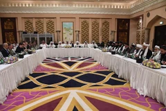 Phái đoàn Mỹ (trái) và phái đoàn Taliban (phải) tại vòng đàm phán hòa bình ở Doha, Qatar ngày 26/2/2019. (Ảnh: AFP/TTXVN)