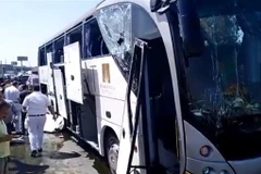 Hiện trường vụ nổ xe buýt gần Kim Tự tháp Giza, Ai Cập, ngày 19/5/2019. (Ảnh: Times of Israel/ TTXVN)