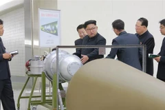 Nhà lãnh đạo Triều Tiên Kim Jong-un (thứ 4, phải) thị sát một cơ sở hạt nhân của nước này tại Bình Nhưỡng ngày 3/9/2017. (Ảnh: Reuters/ TTXVN)