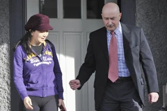 Bà Mạnh Vãn Châu (trái) rời tòa án ở Vancouver, Canada ngày 6/3. (Ảnh: AFP/TTXVN)