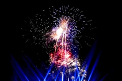 Chương trình bắn pháo hoa chào mừng lễ hội. (Ảnh: An Đăng/TTXVN)