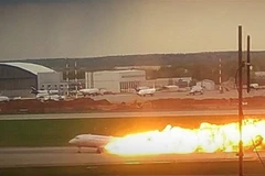 Máy bay chở khách bốc cháy dữ dội khi hạ cánh xuống sân bay Sheremetyevo ở Khimki, Nga. (Ảnh: AFP/TTXVN)