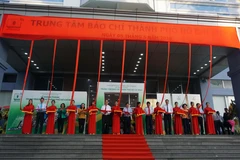 Các đại biểu thực hiện nghi thức cắt băng khánh thành Trung tâm Báo chí Thành phố Hồ Chí Minh. (Ảnh: Thu Hoài/TTXVN)