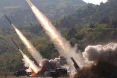 Các vật thể bay rời khỏi bệ phóng rocket trong cuộc diễn tập của các đơn vị phòng vệ Quân đội Nhân dân Triều Tiên ở phía Tây nước này, ngày 9/5/2019. (Ảnh: AFP/TTXVN)