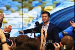 Ông Volodymir Zelensky (thứ 2, phải) bên những người ủng hộ sau khi kết quả thăm dò cuộc bầu cử Tổng thống được công bố, ở Kiev ngày 21/4/2019. (Ảnh: THX/TTXVN)