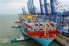 Tàu chở hàng hóa neo tại cảng ở Quảng Châu, tỉnh Quảng Đông, Trung Quốc.(Ảnh: THX/ TTXVN)