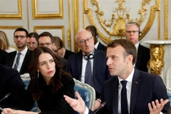 Tổng thống Pháp Emmanuel Macron (phải) và Thủ tướng New Zealand Jacinda Ardern (trái) tại cuộc họp ở Paris ngày 15/5/2019. (Ảnh: AFP/TTXVN)