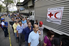 Người dân chờ đợi nhận hàng viện trợ tại Caracas, Venezuela, ngày 16/4/2019. (Ảnh: AFP/ TTXVN)