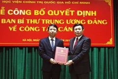 Trao Quyết định bổ nhiệm đồng chí Nguyễn Ngọc Hà, Viện trưởng Viện Lịch sử Đảng giữ chức vụ Phó Giám đốc Học viện Chính trị Quốc gia Hồ Chí Minh. (Ảnh: Nguyễn Dân -TTXVN)