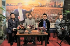 Trịnh Phương và nhà phối khí Alexandr Leonisko giao lưu cùng người hâm mộ. (Ảnh Dương Trí/TTXVN)