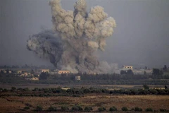 Khói bốc lên sau một cuộc không kích tại Quneitra, Syria, ngày 25/7/2018. (Ảnh: AFP/ TTXVN)