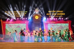 Chương trình văn nghệ kỷ niệm Ngày mở đường Hồ Chí Minh. (Ảnh: Nguyễn Oanh/TTXVN)