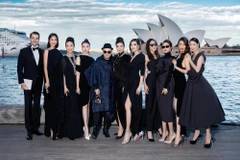 NTK Đỗ Mạnh Cường và dàn mỹ nhân Việt Nam tại show diễn Back to nature, được tổ chức tại thành phố cảng Sydney, Australia. (Ảnh: Diệu Linh/Vietnam+)