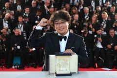 Đạo diễn Bong Joon Ho nhận giải thưởng Cành Cọ Vàng. (Nguồn: AFP/Getty Images)