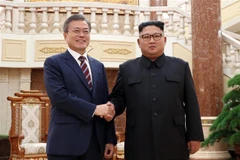 Nhà lãnh đạo Triều Tiên Kim Jong-un (phải) và Tổng thống Hàn Quốc Moon Jae-in tại Hội nghị thượng đỉnh lần ba ở Bình Nhưỡng ngày 18/9/2018. (Ảnh: AFP/ TTXVN)
