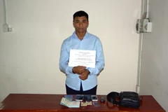 Đối tượng Nguyễn Mạnh Hiền cùng một số tang vật tại Đồn Biên phòng Cửa khẩu Quốc tế Mộc Bài. (Ảnh: Đức Hoảnh/TTXVN)