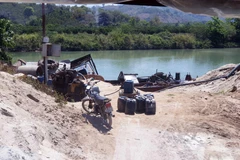 Một vụ khai thác cát trái phép. (Ảnh minh họa: Ngọc Minh/TTXVN)