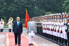 Thủ tướng Nguyễn Xuân Phúc và Thủ tướng Nepal KP Sharma Oli duyệt Đội Danh dự Quân đội nhân dân Việt Nam. (Ảnh: Thống Nhất/TTXVN)