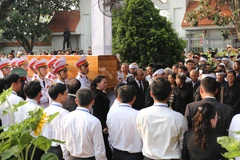 Linh cữu nguyên Chủ tịch nước, Đại tướng Lê Đức Anh được đưa vào vị trí an táng. (Ảnh: TTXVN)