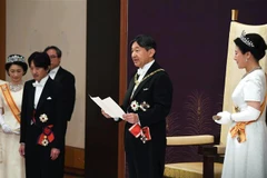 Tân Nhật hoàng Naruhito (thứ 2, phải) phát biểu trong lễ đăng quang tại Hoàng cung ở Tokyo, Nhật Bản ngày 1/5/2019. (Ảnh: AFP/TTXVN)