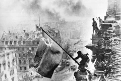 Ngày 16/4/1945, Hồng quân Liên Xô mở trận tấn công vào Berlin, sào huyệt cuối cùng của phátxít Đức và đến chiều 30/4/1945 đã chiếm được Nhà Quốc hội Đức, cắm lá cờ chiến thắng lên nóc tòa nhà này. (Ảnh: Tư liệu/TTXVN phát)