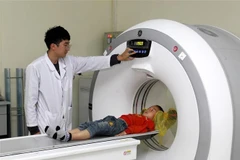 Khám chữa bệnh cho bệnh nhân. (Ảnh minh họa: Quốc Khánh/ TTXVN)