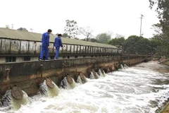 Công nhân Xí nghiệp Đầu tư phát triển thủy lợi Đan Hoài kiểm tra, vận hành Trạm bơm Đào Nguyên. (Ảnh: Phương Anh/TTXVN)