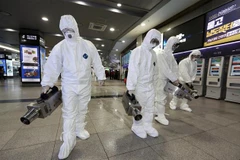 Nhân viên y tế khử trùng tại bến xe buýt ở Gwangju, Hàn Quốc nhằm ngăn chặn sự lây lan của virus n-CoV. (Ảnh: AFP/TTXVN)