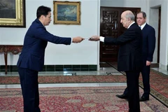 Đại sứ Đặc mệnh toàn quyền nước CHXHCN Việt Nam Nguyễn Thành Vinh (trái) trình Thư Ủy nhiệm lên Tổng thống Abdelmadjid Tebboune. (Ảnh: APS/TTXVN)