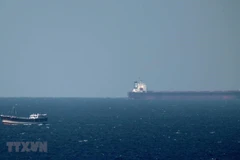 Một tàu chở dầu tiến về Eo biển Hormuz ở ngoài khơi vùng biển Khasab (Oman). (Ảnh: AFP/TTXVN)