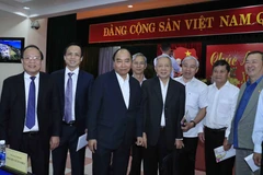 Thủ tướng Nguyễn Xuân Phúc và các đại biểu tại buổi gặp mặt. (Ảnh: Thống Nhất/TTXVN)