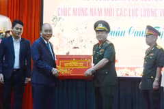 Thủ tướng Nguyễn Xuân Phúc tặng quà Tết cho cán bộ, chiến sỹ Công an thành phố Đà Nẵng. (Ảnh: Quốc Dũng/TTXVN)