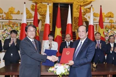 Thủ tướng Nguyễn Xuân Phúc và Bộ trưởng Bộ Nội vụ, Thông tin và Truyền thông Nhật Bản Takaichi Sanae chứng kiến Lễ ký kết công hàm trao đổi Dự án cung cấp trang thiết bị phần cứng Hệ thống thông tin báo cáo Chính phủ sử dụng viện trợ không hoàn lại giữa B