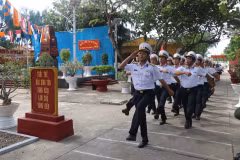 Duyệt đội danh dự sau lễ chào cờ của cán bộ chiến sĩ đảo Sinh Tồn, quần đảo Trường Sa, tỉnh Khánh Hòa, sáng mùng 1 Tết. (Ảnh: Nguyễn Văn Nhật/TTXVN)
