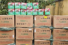 Các thùng pháo hoa vận chuyển trái phép qua biên giới. (Ảnh: TTXVN phát)