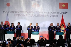 Thủ tướng Nguyễn Xuân Phúc, ông Nikai Toshihiro, Tổng thư ký đảng Dân chủ Tự do Nhật Bản và các đại biểu trồng hoa sen Oga. (Ảnh: Thống Nhất/TTXVN)