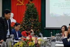 Đại diện Trung tâm Kiểm dịch Y tế quốc tế Hải Phòng báo cáo về tình hình kiểm soát dịch bệnh viêm đường hô hấp do virus corona. (Ảnh: TTXVN phát)