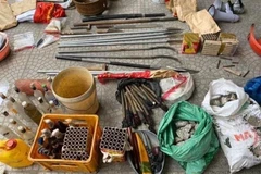 Số vũ khí, hung khí nguy hiểm của các đối tượng bị cơ quan Công an thu giữ. (Ảnh: TTXVN phát)