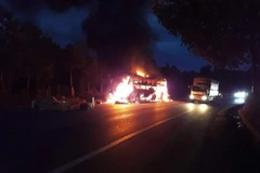 Ngọn lửa bùng phát, bao trùm toàn bộ chiếc xe. (Nguồn: baolamdong.vn)