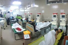 Học sinh nghi ngộ độc thực phẩm được cấp cứu tại Bệnh viện Quận 11 Thành phố Hồ Chí Minh. (Ảnh: TTXVN phát)